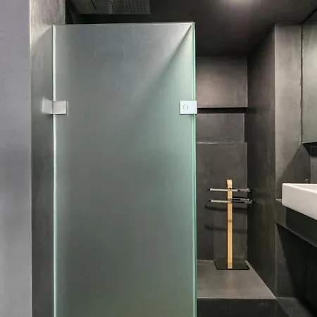 Plum Guide - The Elephant's Neighbour Apartment Lissabon